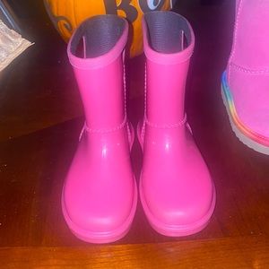 Kids UGG rainboot.
